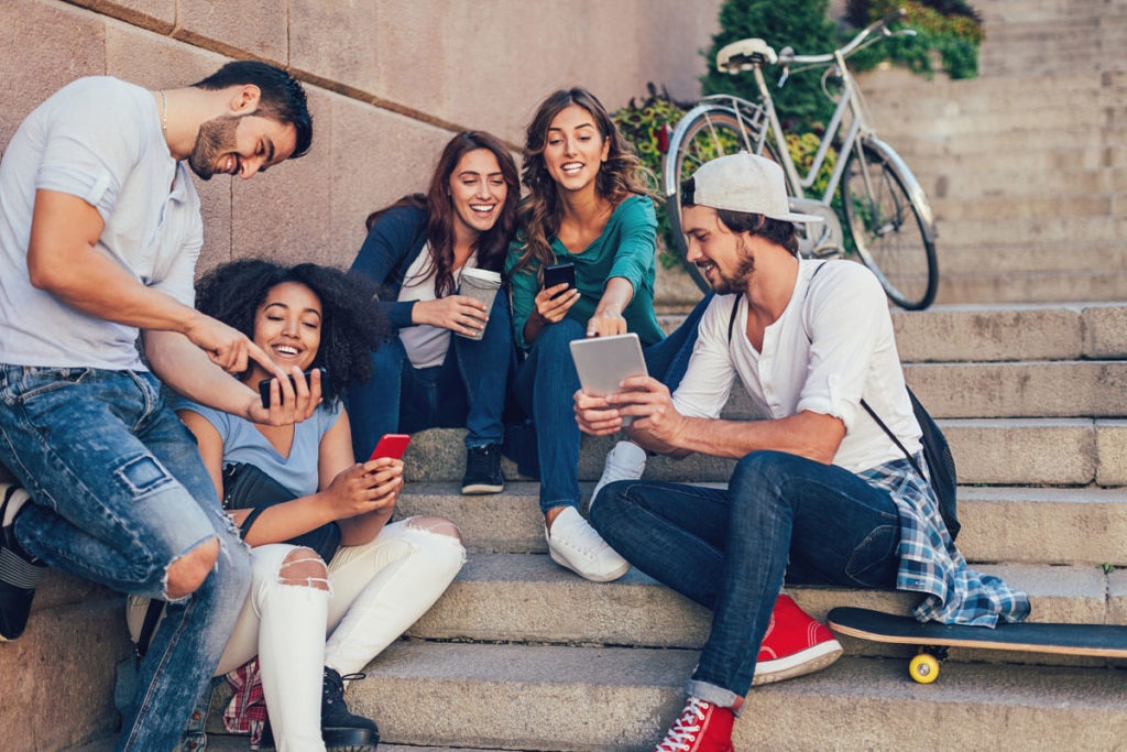 Jóvenes con smartphones